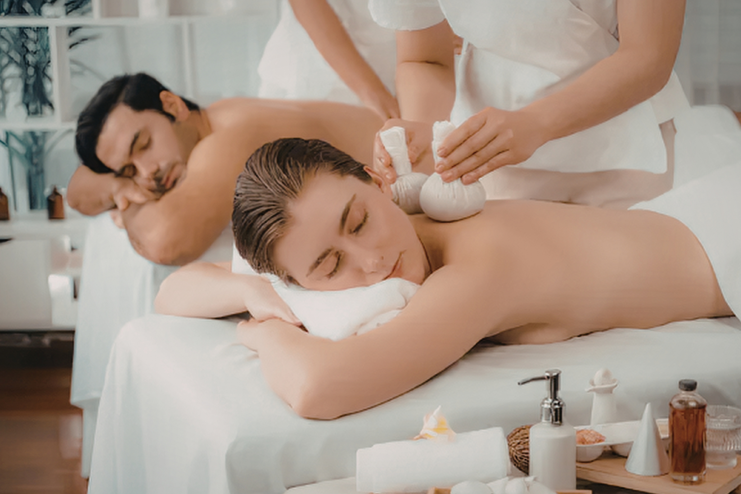 커플들은 마사지 중에 이야기를 하나요?